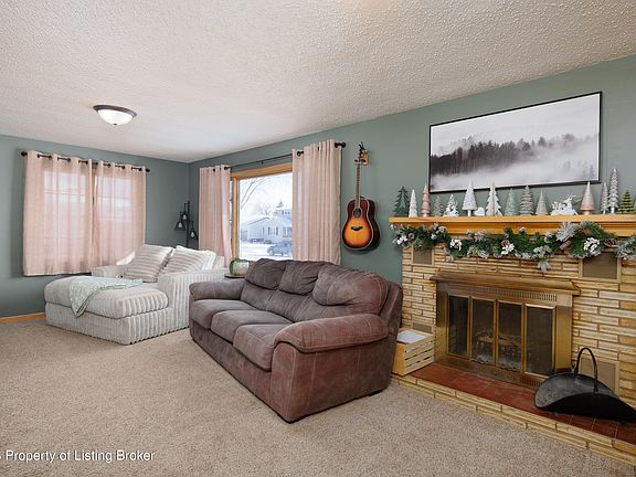5th image of 923 4th Ave W
