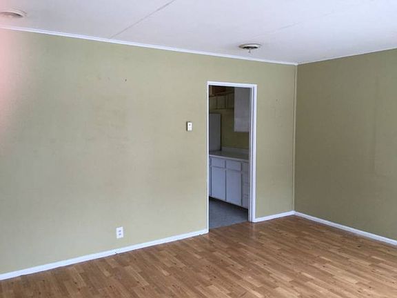 Laminate floors in liveing room.