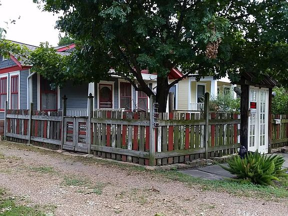2nd image of 4417 Blossom St