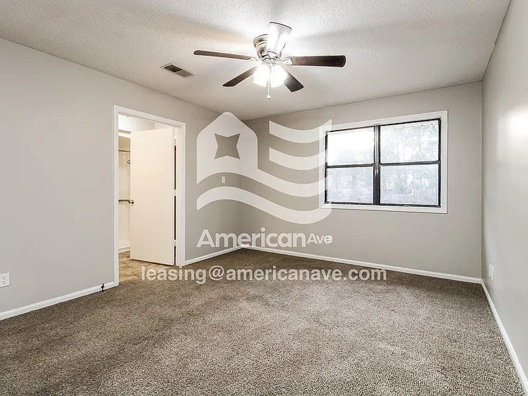 1395_009_main_bedroom_10.jpg