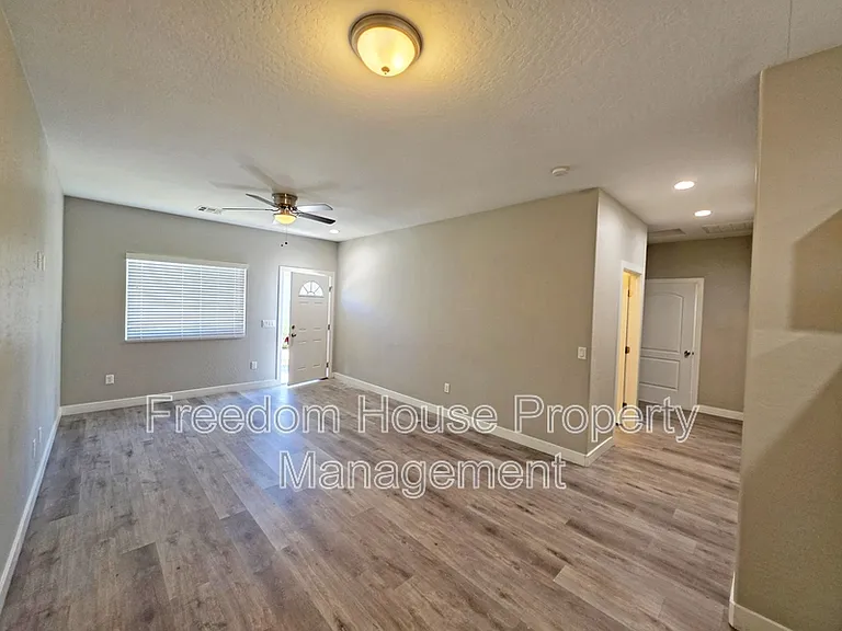 1121 Sixshooter Ave #4 — Photo 7