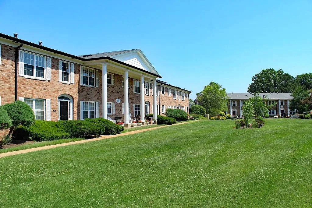 Colonial Village Apartments — Photo 1