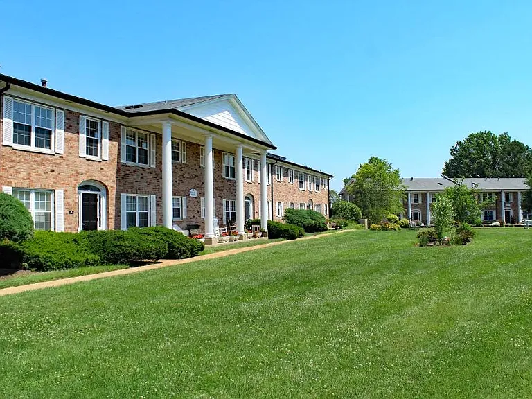 Colonial Village Apartments — Photo 1
