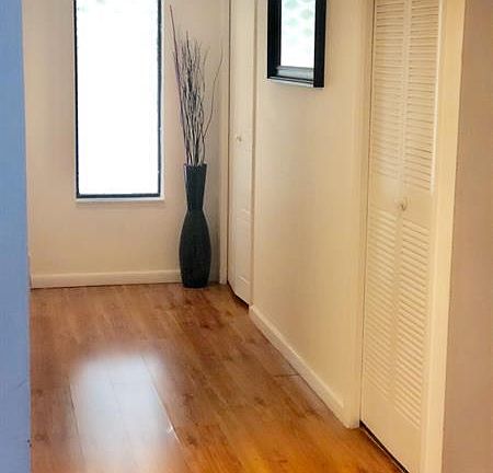 4th image of 325 Lakeview Dr