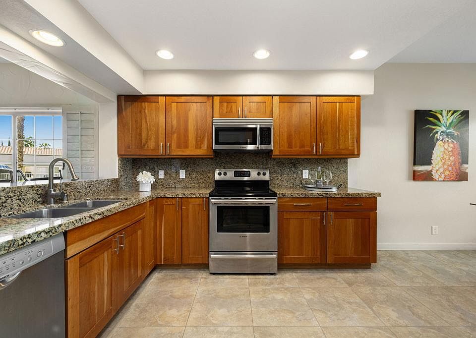 1st image of 618 Vista Lago Cir N