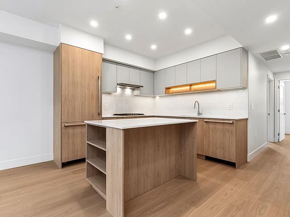 4th image of 578 W 24th Ave #122