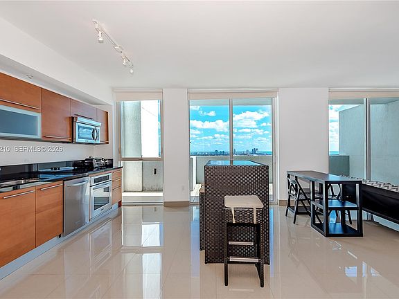 3rd image of 253 NE 2nd St APT 3105