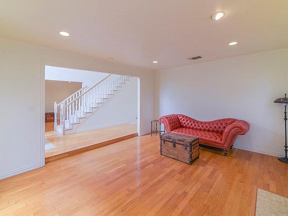 3rd image of 916 Hemphill Dr