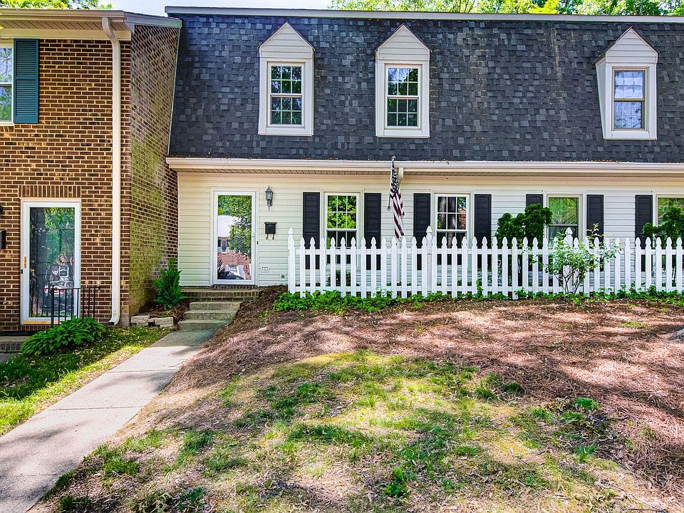 1st image of 3227C Regents Park Ln