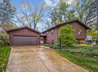27W235 Oakwood St, Winfield, IL 60190
