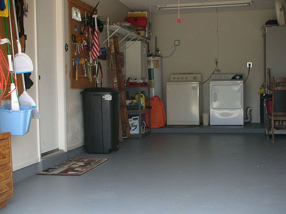 Garage w/Laundry