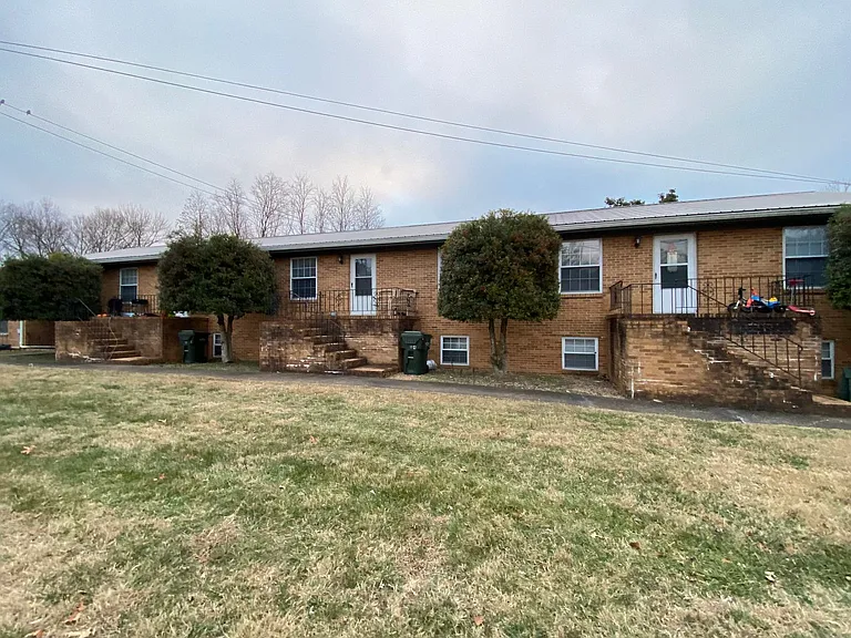 104 Skyview Dr — Photo 2