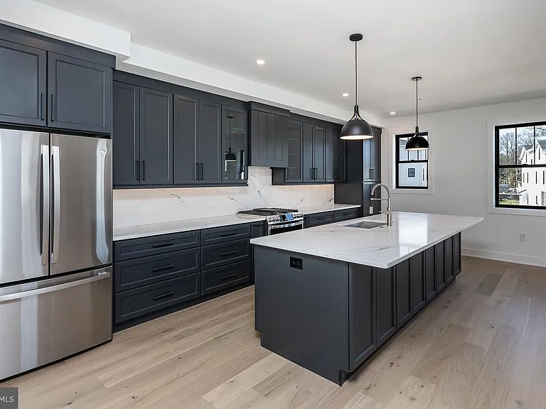 981 Henry Ave — Photo 8
