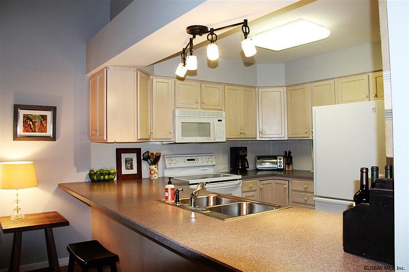 4th image of 7 SUNDANCE Drive