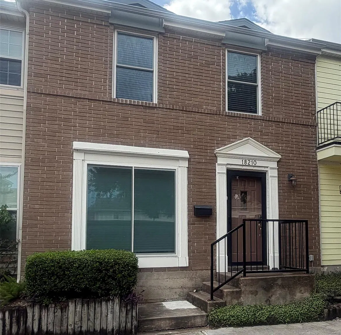 2 bed, 2.5 bath, 1360 sqft, $2,000 — Photo 2