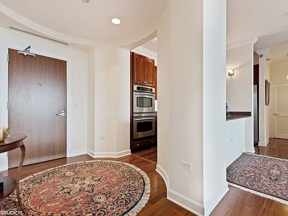 3rd image of 1335 S Prairie Ave Unit 504