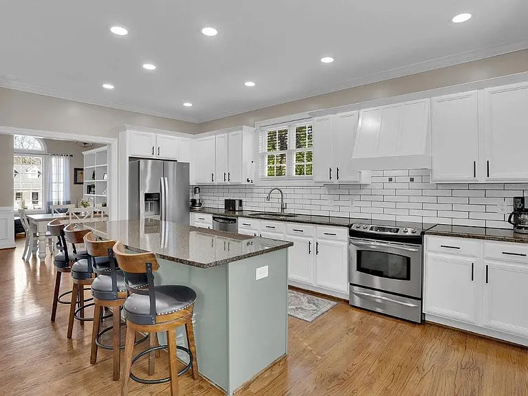 1005 Tarrytown Ln — Photo 9