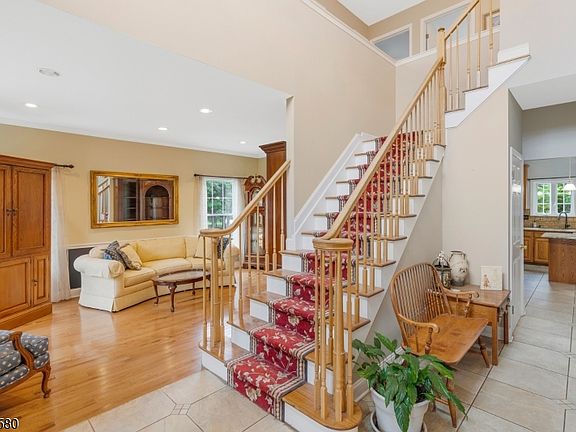 3rd image of 6 Varnon Ct