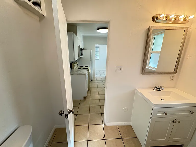 618 E Clarendon Ave #A — Photo 3