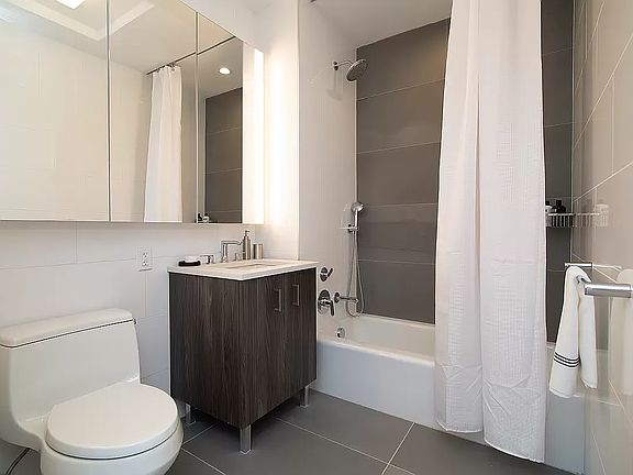 4th image of 42 W 33rd St APT 15G