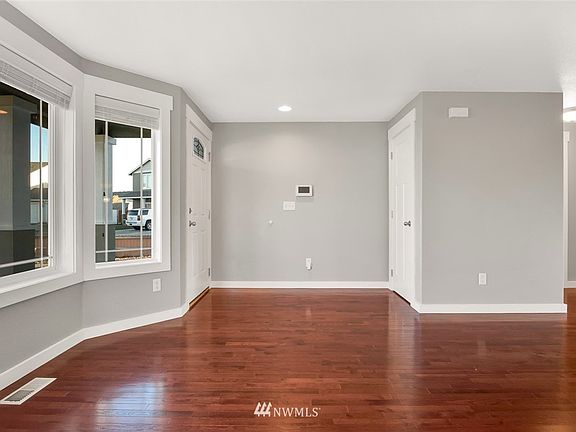 4th image of 409 E Linden Ave