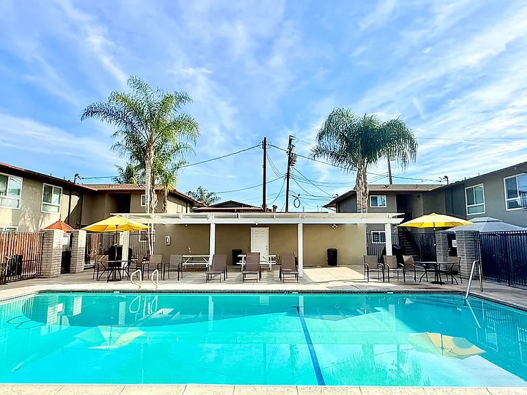 Large Sparkling Pool with 2 Grills