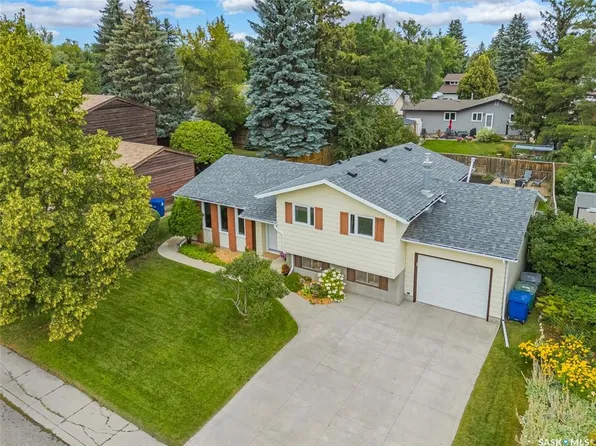 15 Dragan CRESCENT, Saskatoon, SK S7H 5C8