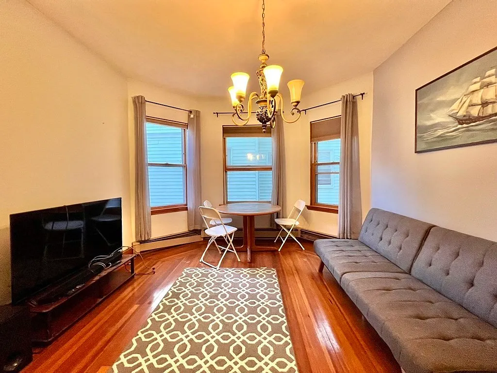 558 Washington St — Photo 4