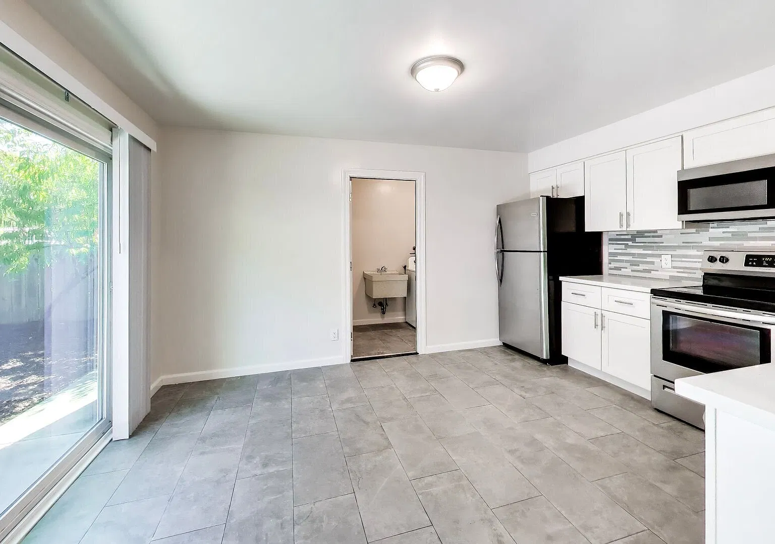 3 Bed 2 Bath w/ 2 Car Garage - Redwood City Gem! — Photo 3
