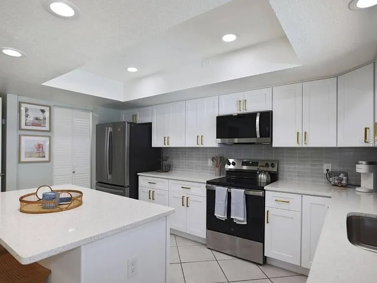 10075 W Bay St — Photo 12