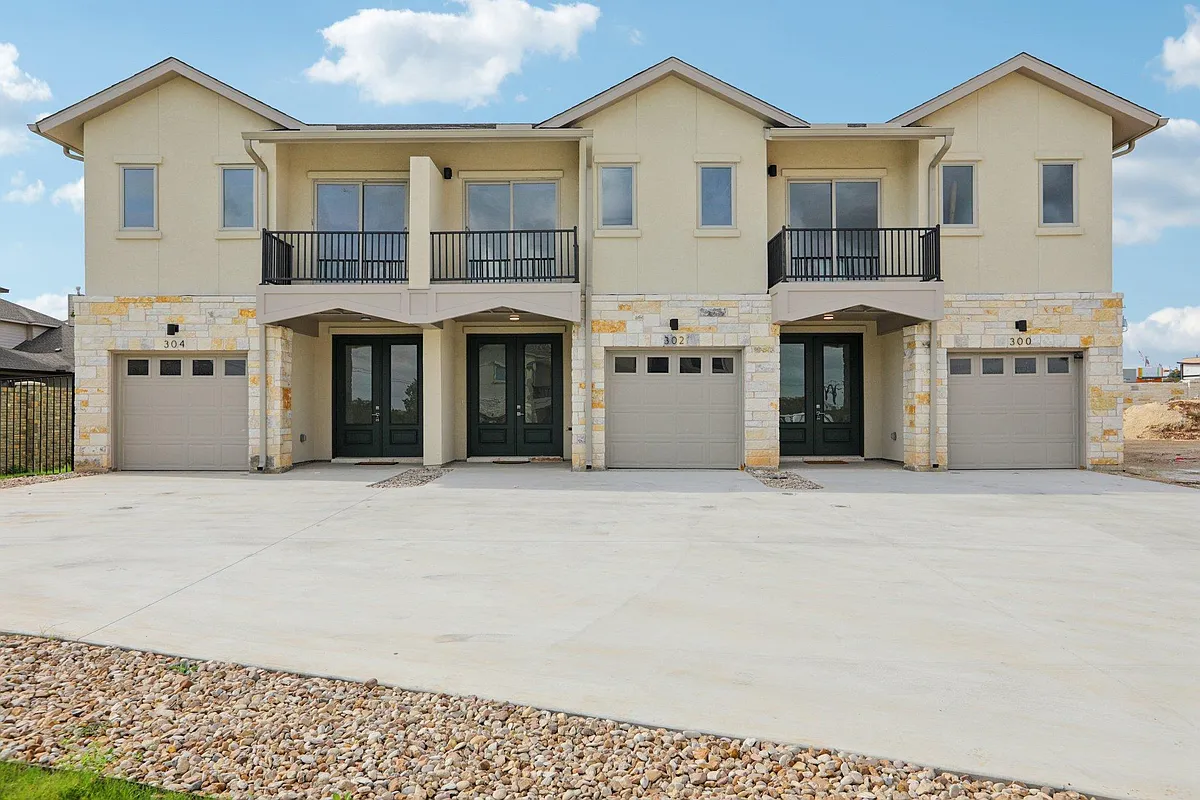 Building Photo - 302 Tesla Cir