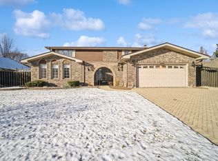 1616 Barry Ln, Glenview, IL 60025