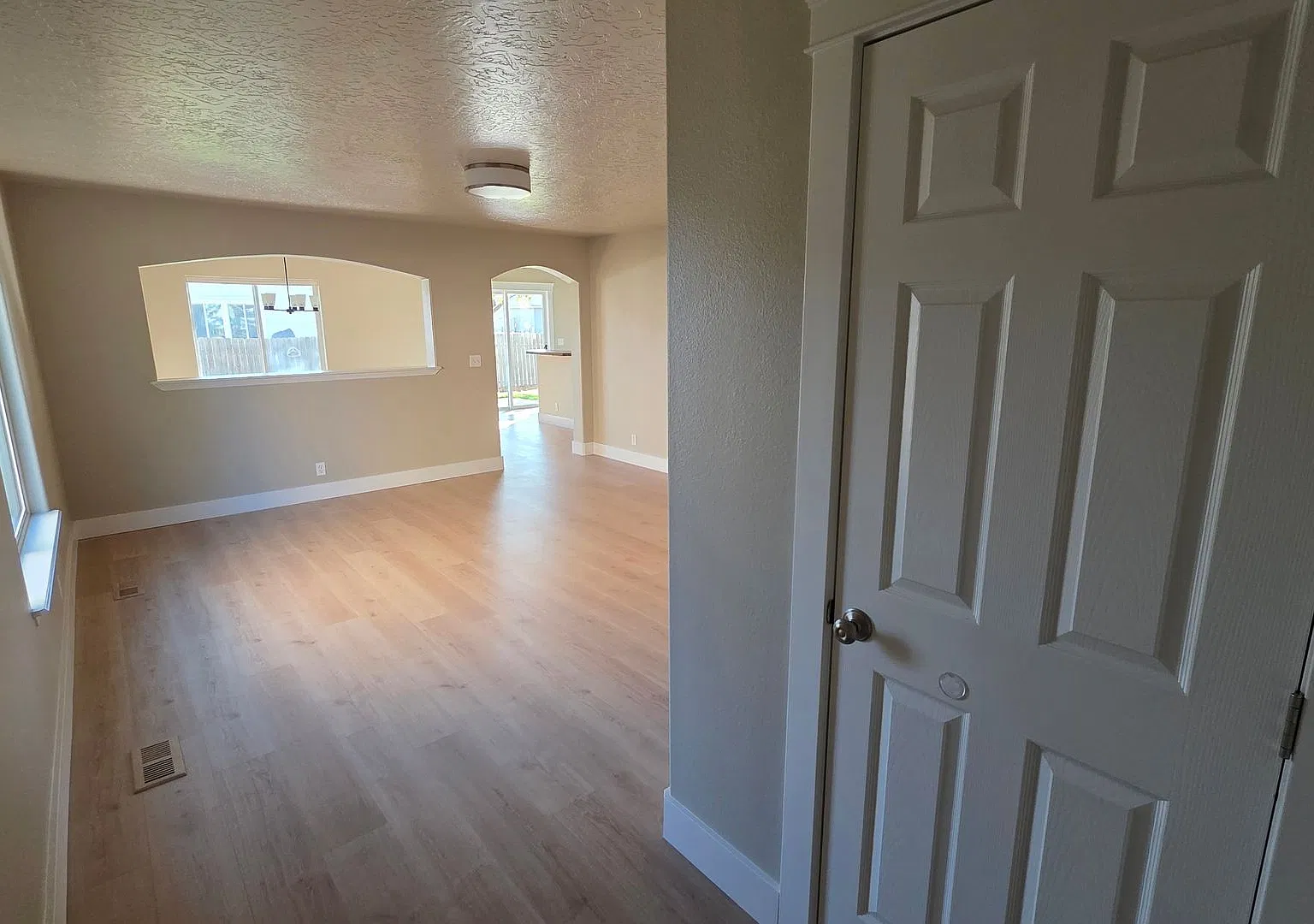 Large 4 Bedroom Home in Caldwell — Photo 2