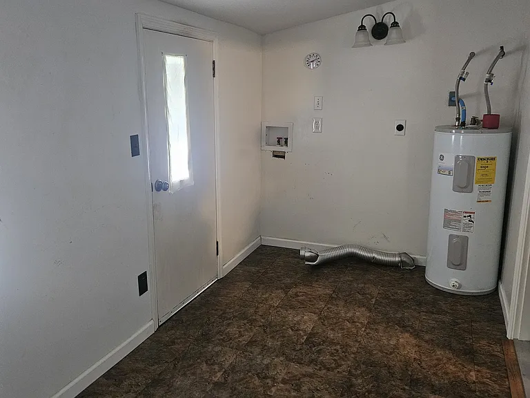 1008 Market St E — Photo 6