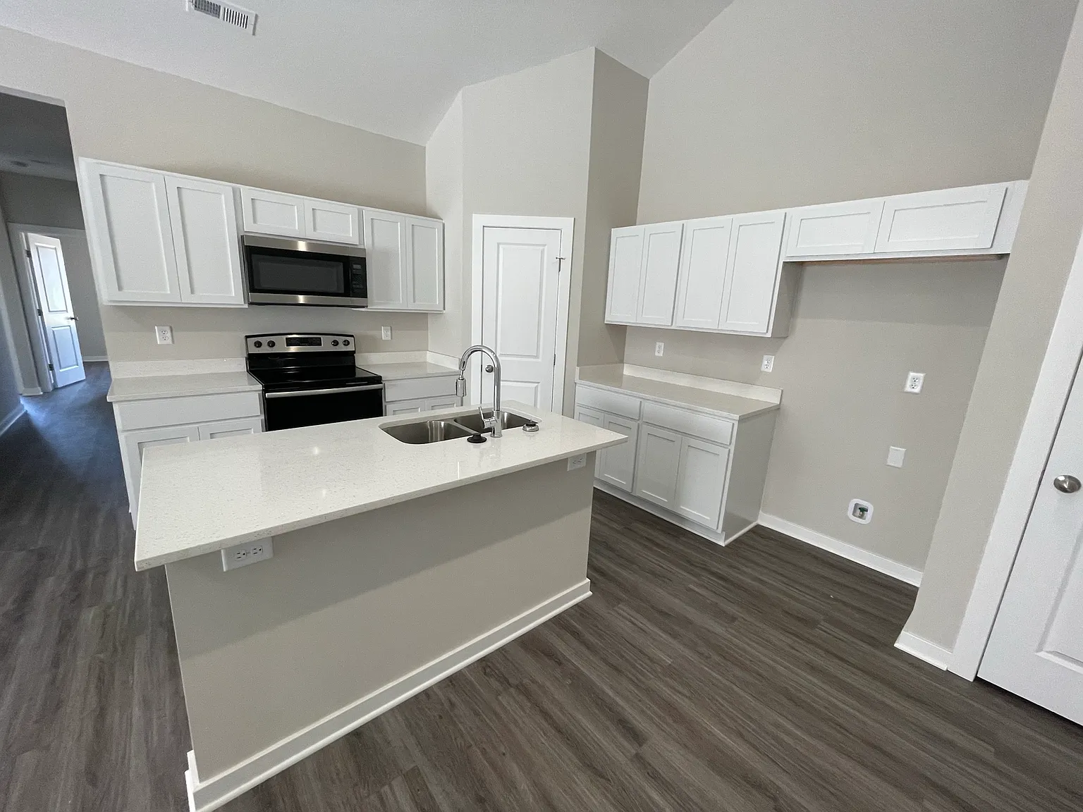 3 bed, 1110 sqft, $1,695 — Photo 2