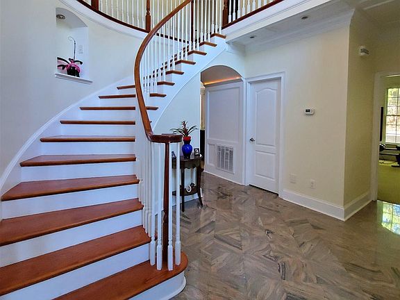 3rd image of 616 Valleywood Ct