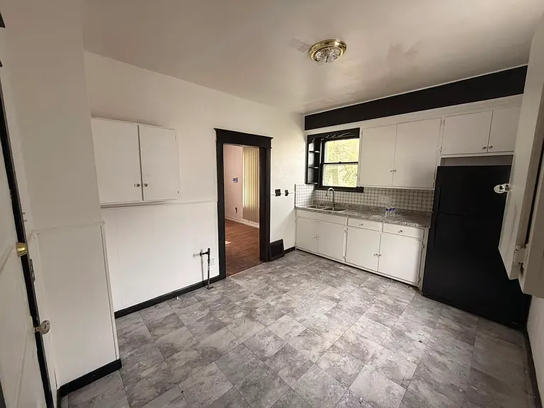451 E Pearl St — Photo 4