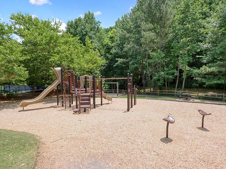 Highborne Dr NE — Photo 89