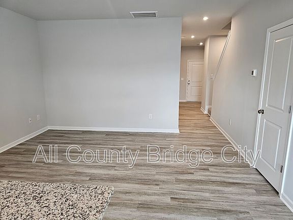3rd image of 142 Randwick Ln