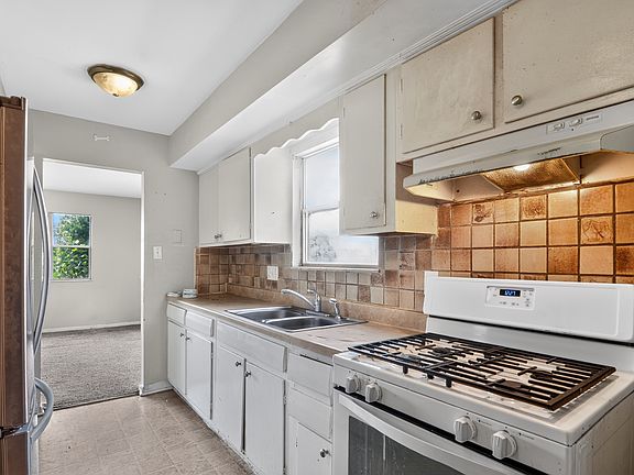 4th image of 2819 Sangster Ave