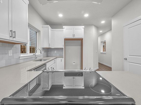 5th image of 9259 E Burnside St