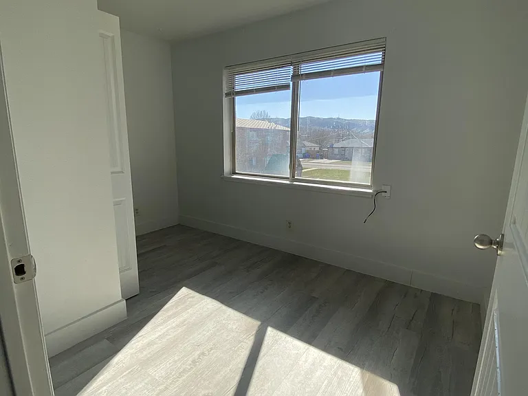1070 McKinley Ave — Photo 12