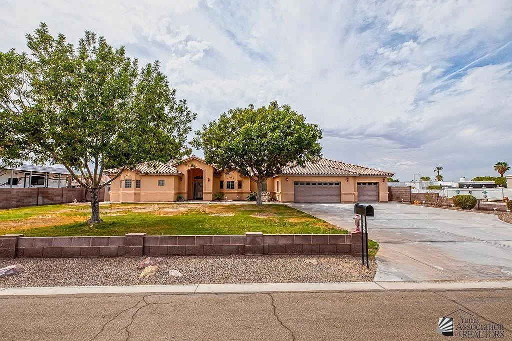 3 bed, 2.0 bath, 2165 sqft, $2,100 — Photo 1