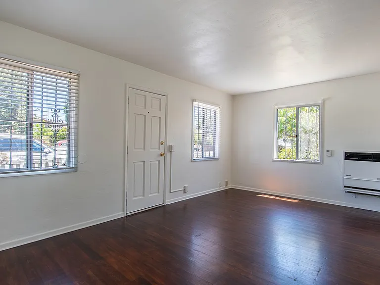 3043 Myrtle Ave — Photo 3