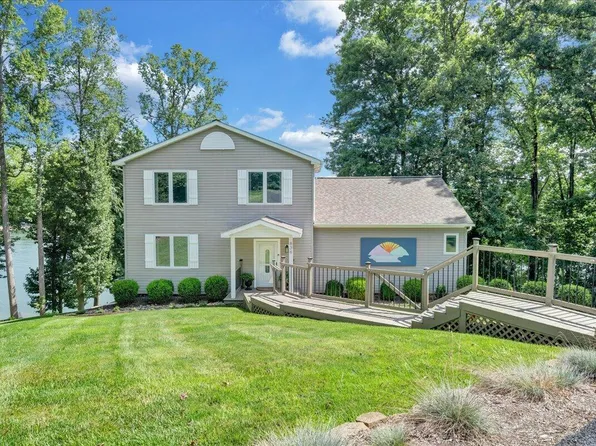 836 Long Island Dr, Moneta, VA 24121