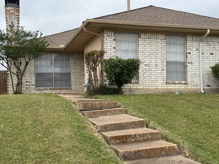2217 Woodcreek #A — Photo 2