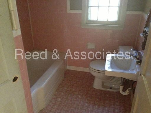 2nd image of 1228 Robin Hood Ln