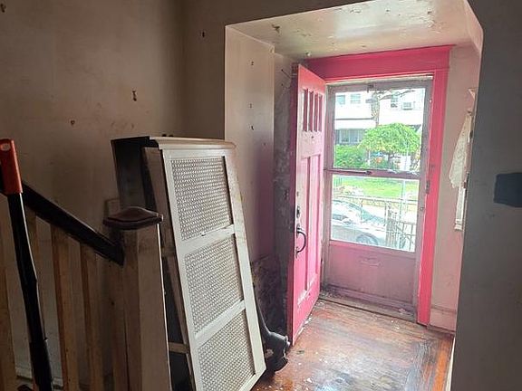 5th image of 1914 Elston St