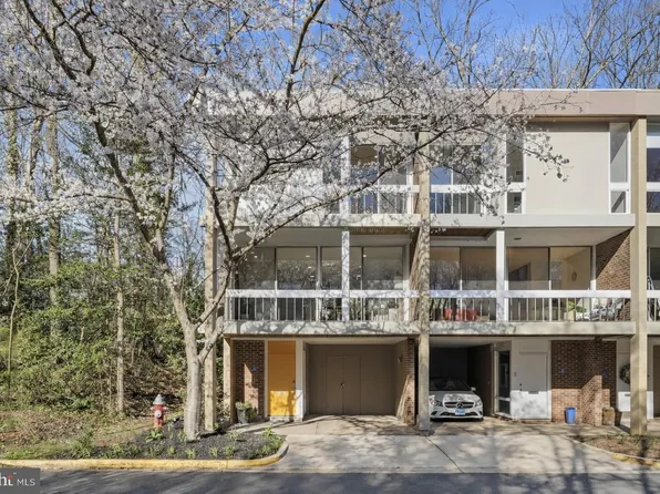 11526 Maple Ridge Rd, Reston, VA 20190