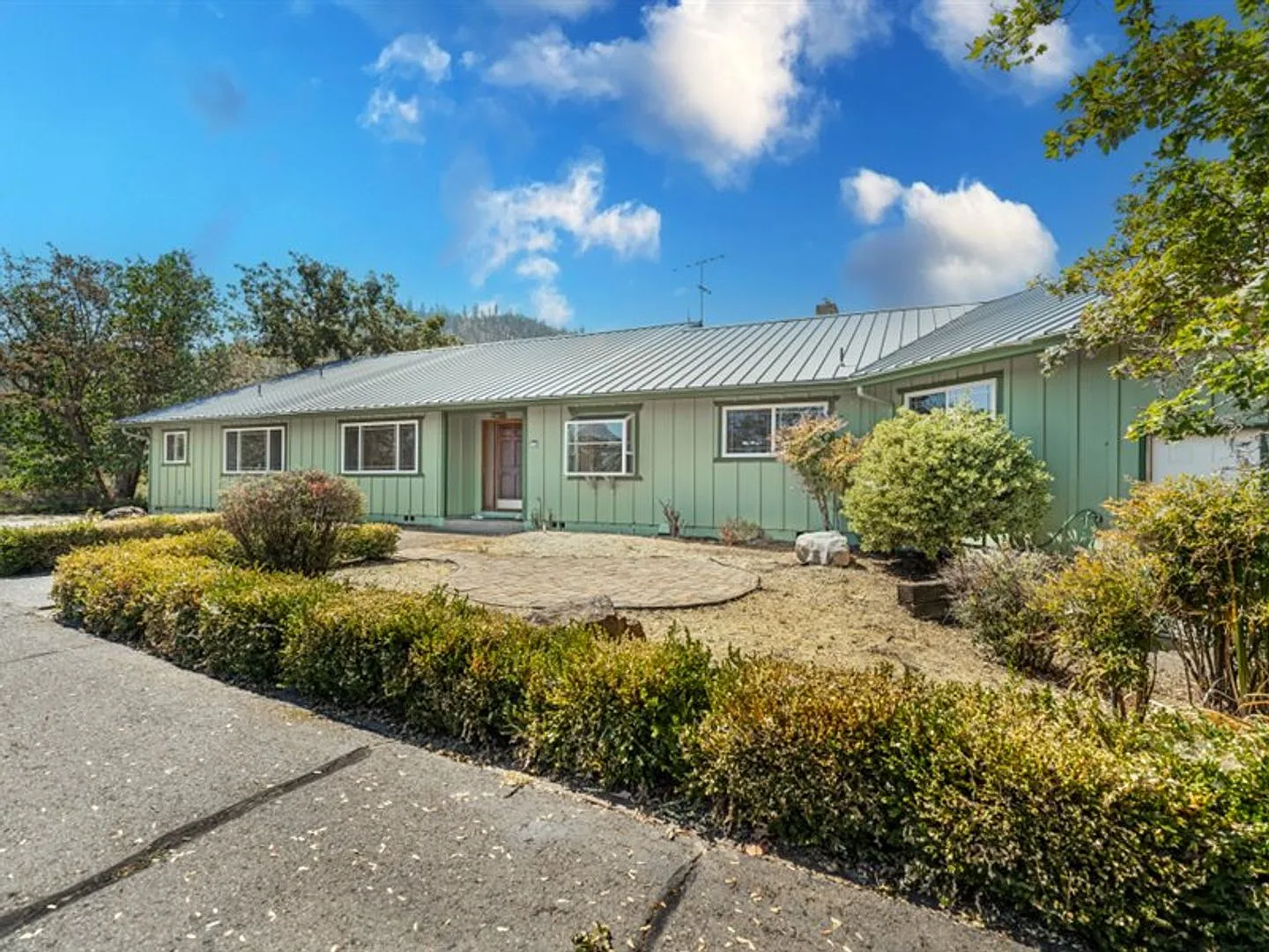 Ranch style 3 Bed 3 Bath home on 87 acres — Photo 3
